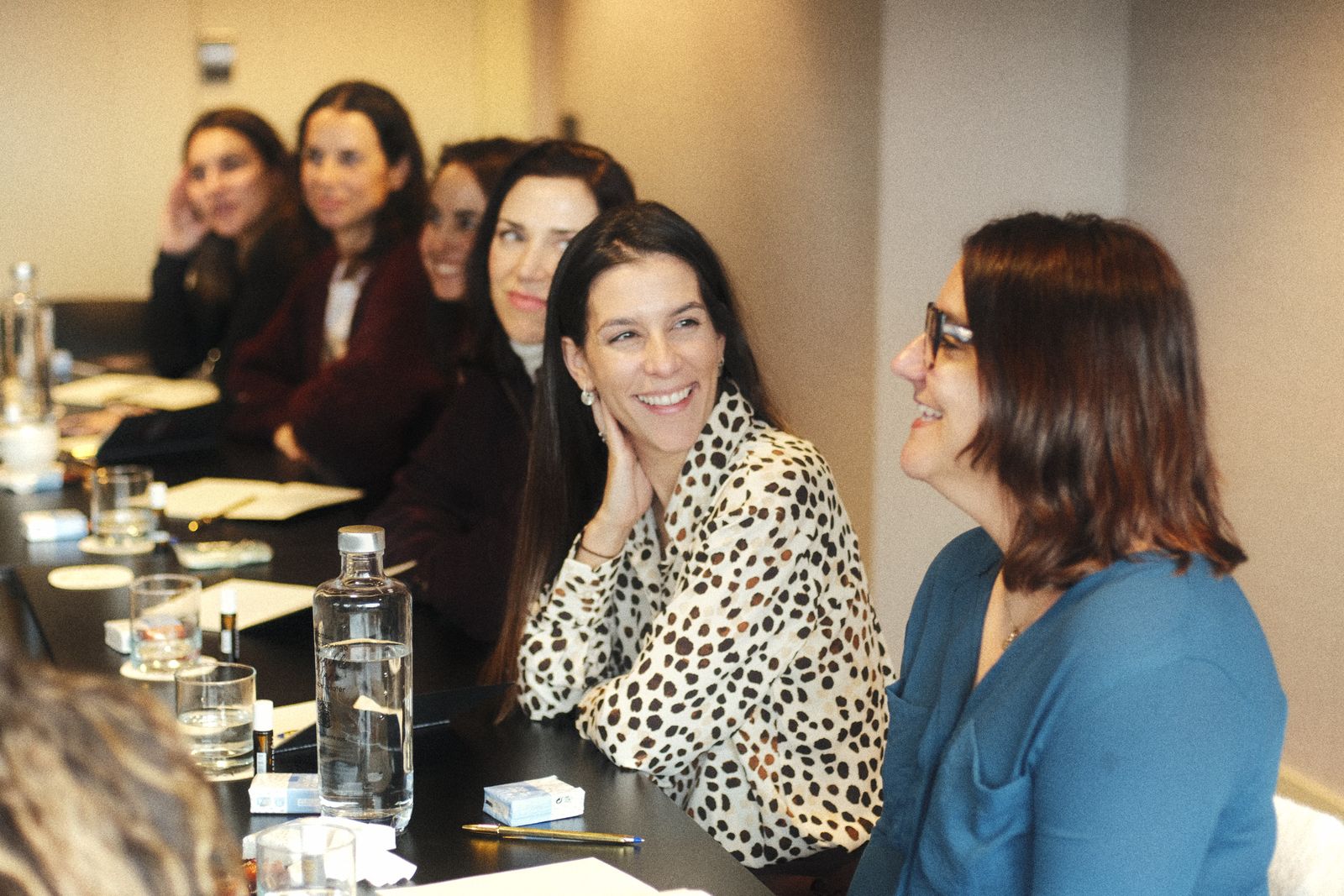 Mujeres de la comunidad conversando en un taller de Mujer, Vive & Emprende